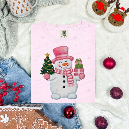 PINK SNOWMAN WITH A TREE AND GIFTS - FAUX YARN - DTF TRANSFER