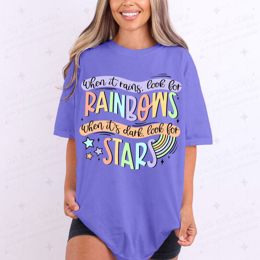 WHEN IT RAINS LOOK FOR THE RAINBOWS WHEN IT'S DARK LOOK FOR THE STARS - COMPLETED TEE